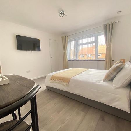 Gatwick Deluxe En-Suite Rooms Хорли Екстериор снимка