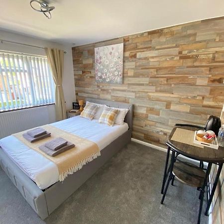 Gatwick Deluxe En-Suite Rooms Хорли Екстериор снимка