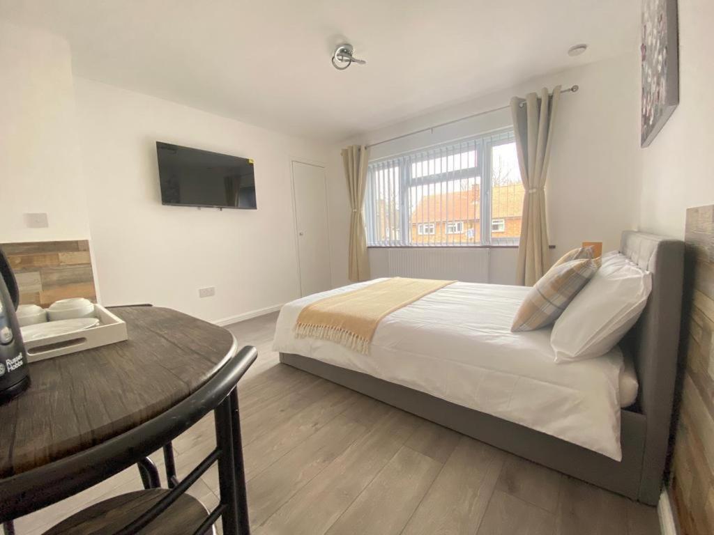 Gatwick Deluxe En-Suite Rooms Хорли Екстериор снимка