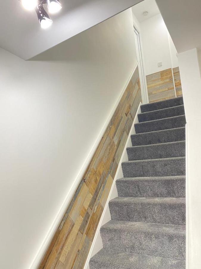 Gatwick Deluxe En-Suite Rooms Хорли Екстериор снимка