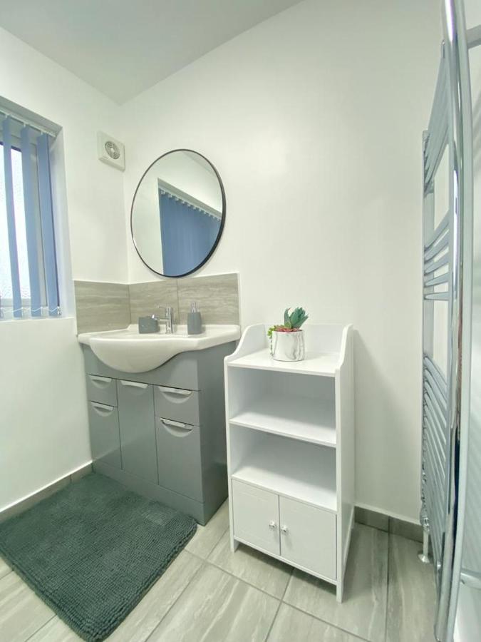 Gatwick Deluxe En-Suite Rooms Хорли Екстериор снимка