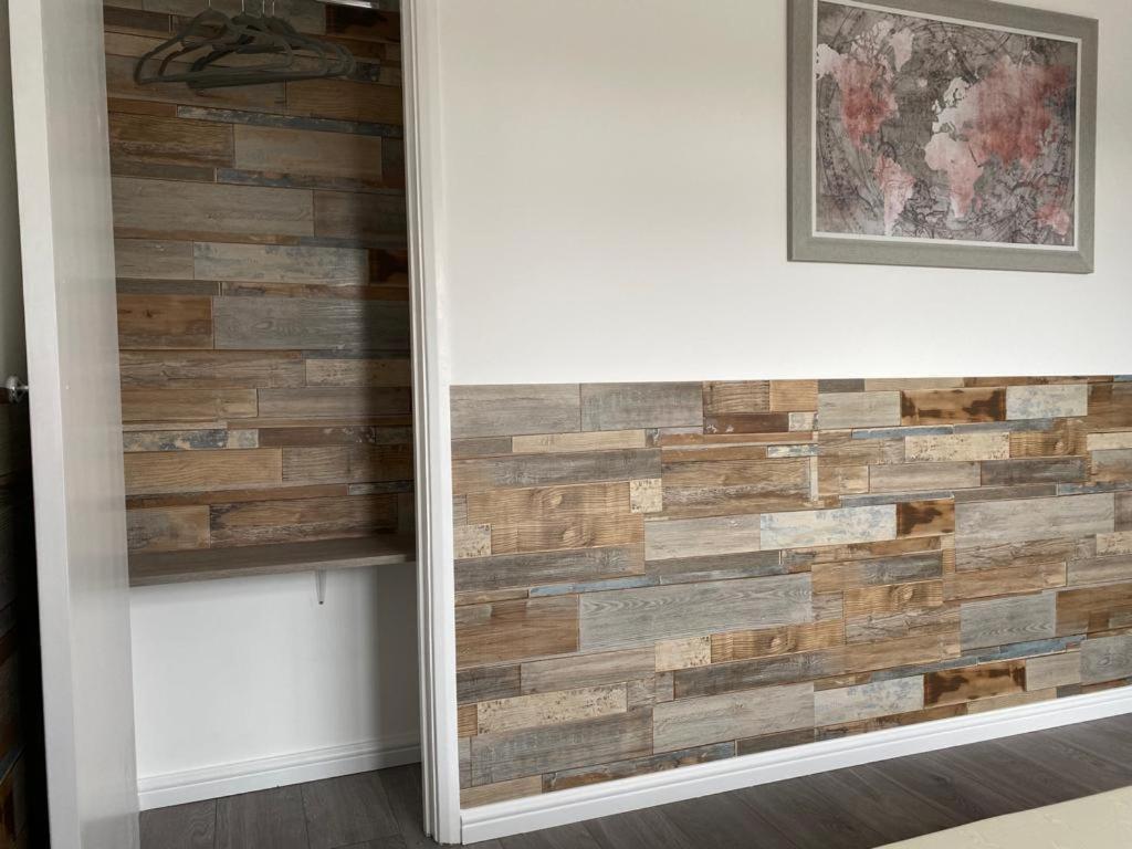 Gatwick Deluxe En-Suite Rooms Хорли Екстериор снимка