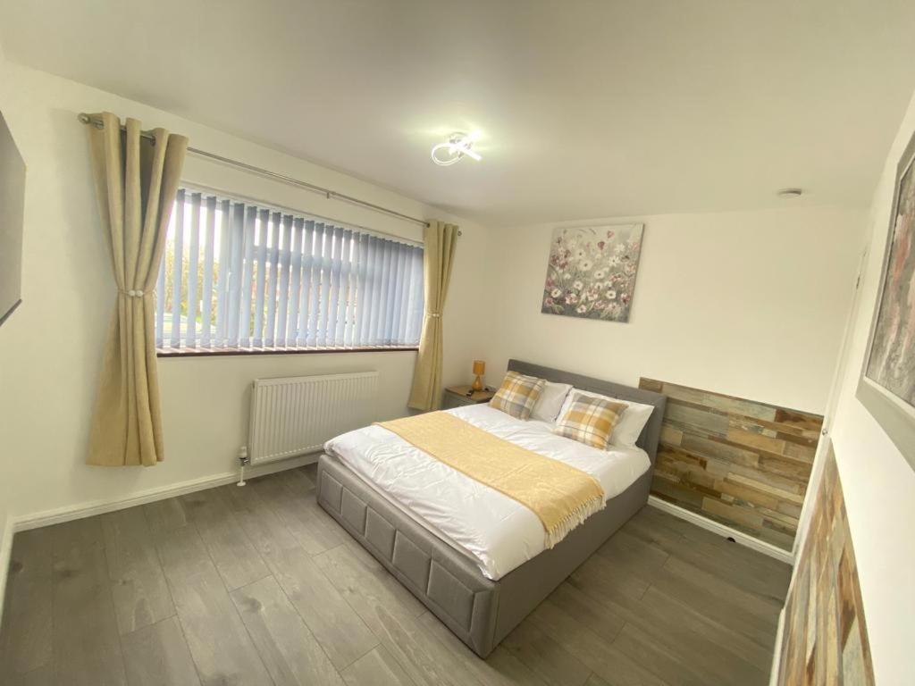 Gatwick Deluxe En-Suite Rooms Хорли Екстериор снимка