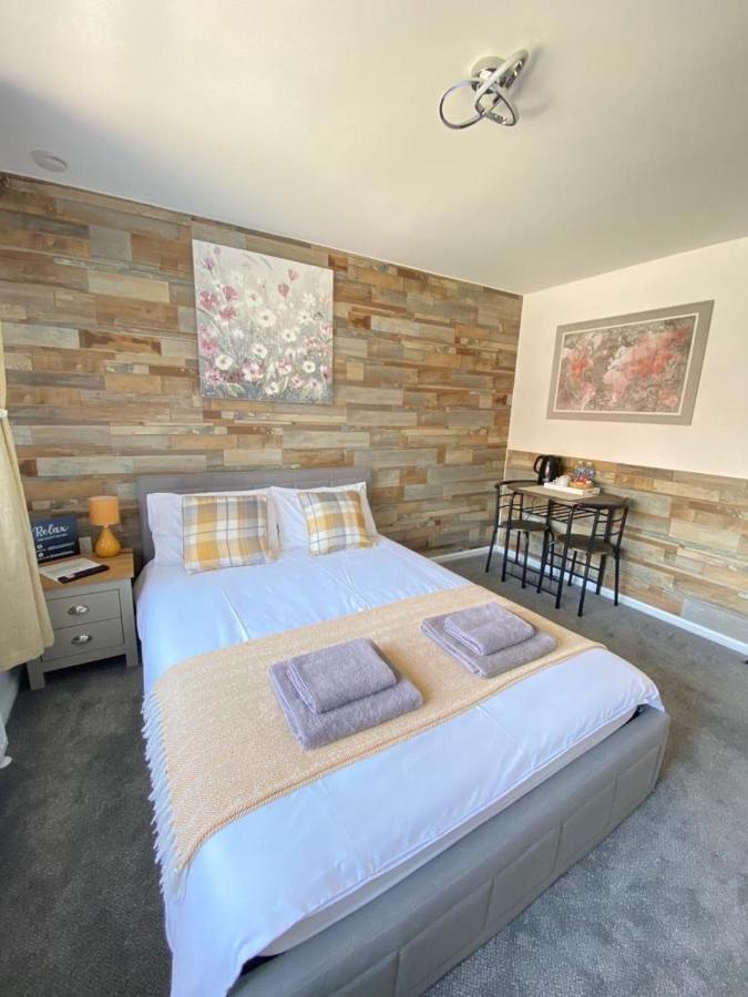 Gatwick Deluxe En-Suite Rooms Хорли Екстериор снимка