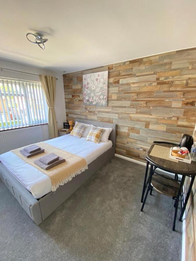 Gatwick Deluxe En-Suite Rooms Хорли Екстериор снимка